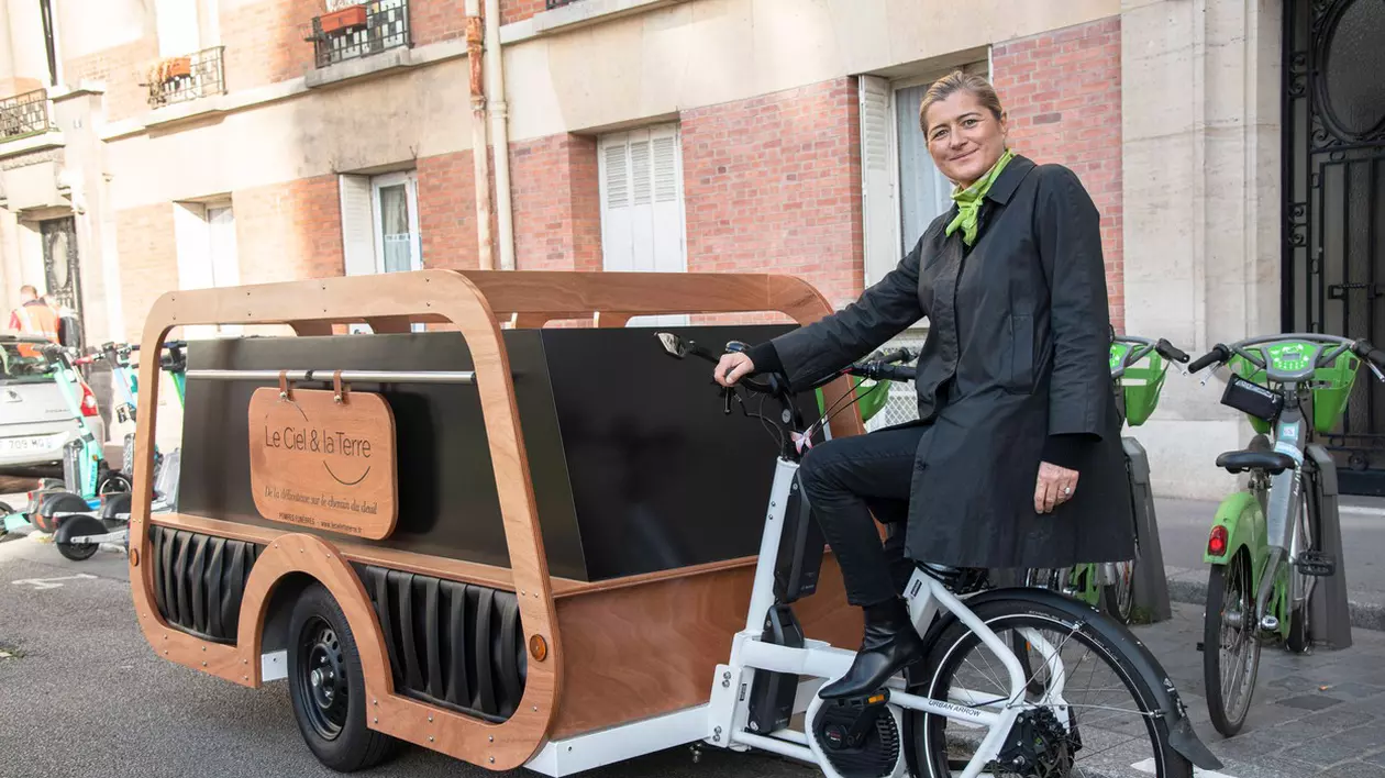 Înmormântări cu emisii zero de carbon: o antreprenoare de pompe funebre din Paris vrea să introducă bicicleta dric