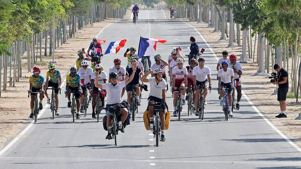 Doi suporteri francezi au călătorit 7.000 de kilometri cu bicicleta pentru a-și susține echipa la Cupa Mondială din Qatar