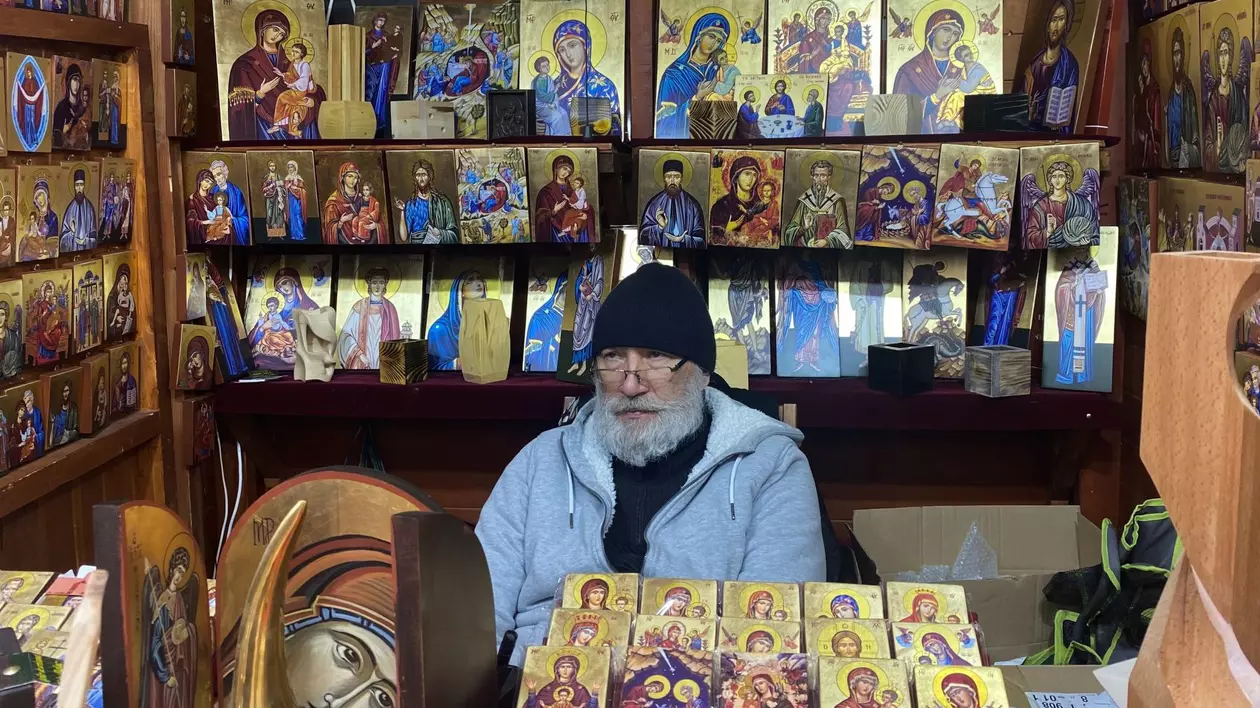 Cine e Liviu Balâc, „tezaurul uman” care pictează icoane bizantine la Târgul de Crăciun: „Nu cu pensula, ci cu sufletul” 