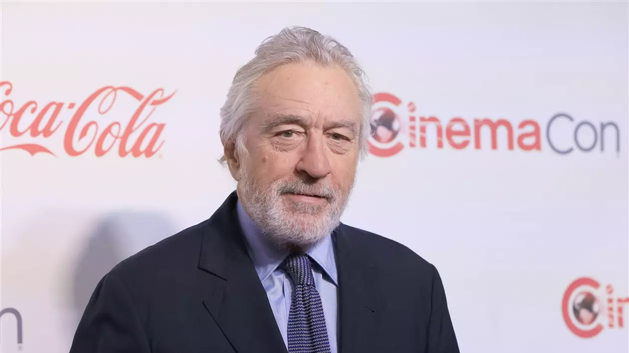 Tânără, arestată, după ce a vrut să îi fure lui Robert De Niro cadourile de sub bradul de Crăciun. Actorul se afla acasă în momentul spargerii