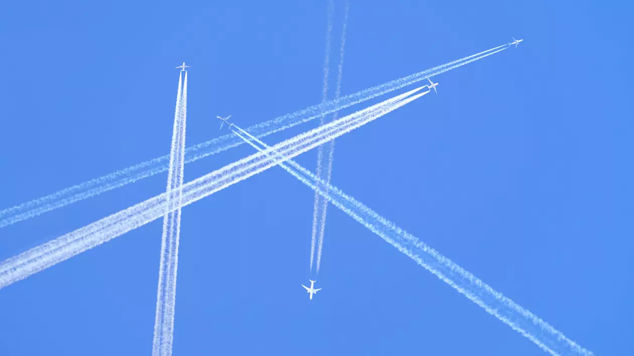 Ce sunt urmele lăsate de avioane pe cer - Imagini cu avioane şi cu dâre de condens lăsate pe cer