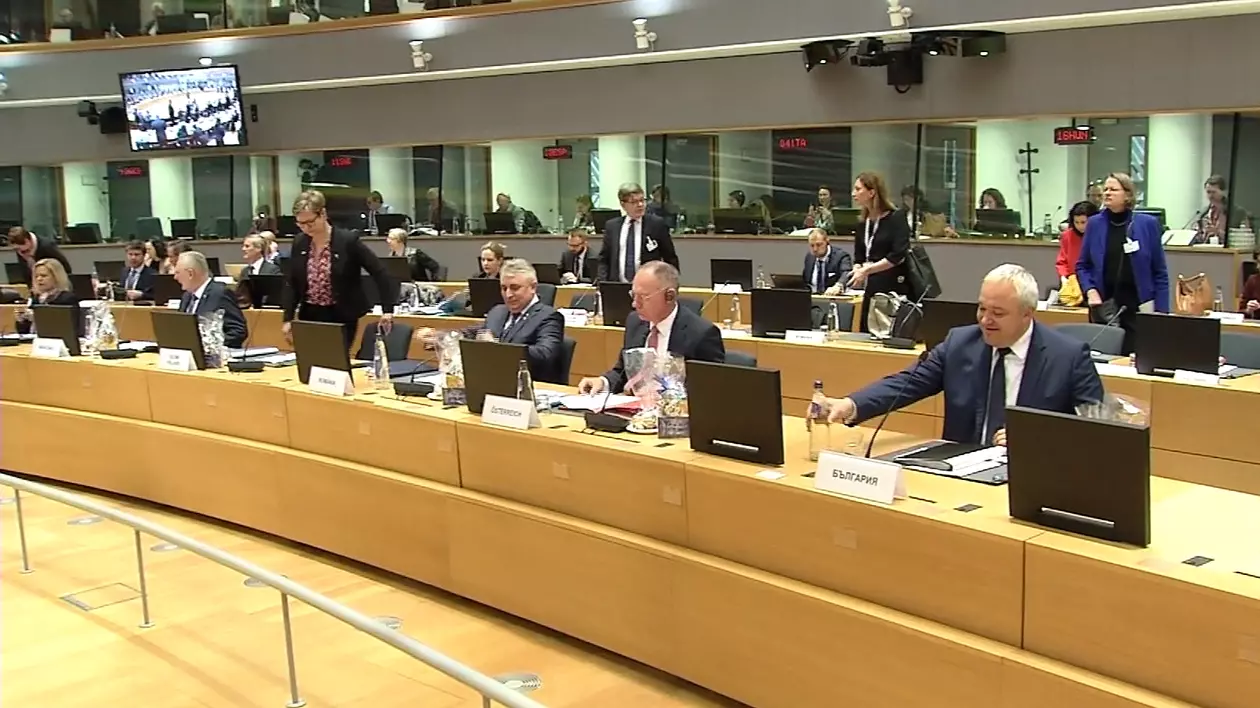 Austria a blocat aderarea României la Schengen. Olanda a votat și ea împotrivă pentru a bloca Bulgaria. Reacții