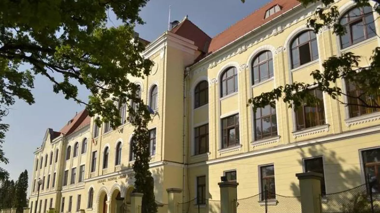 Directoarea liceului din Turda care i-a permis unui interlop să le predea matematică elevilor a fost demisă
