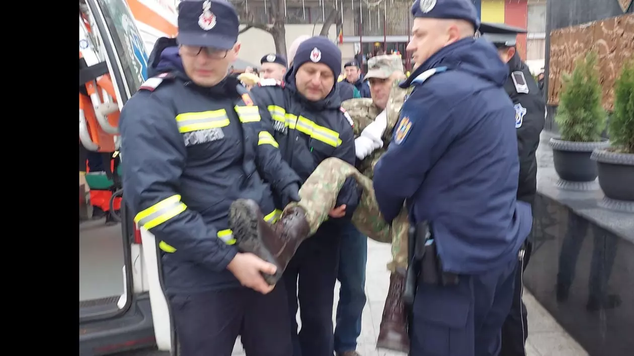 Incident la parada de 1 Decembrie din Vaslui. Doi militari au ajuns la spital după ce li s-a făcut rău. FOTO