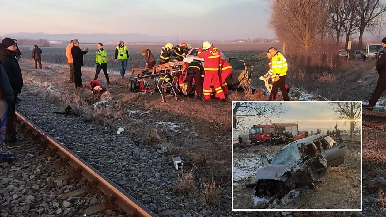 O șoferiță de 23 de ani și un băiat de 7 ani, inconștienți în mașina lovită de tren la Timișești, în Neamț