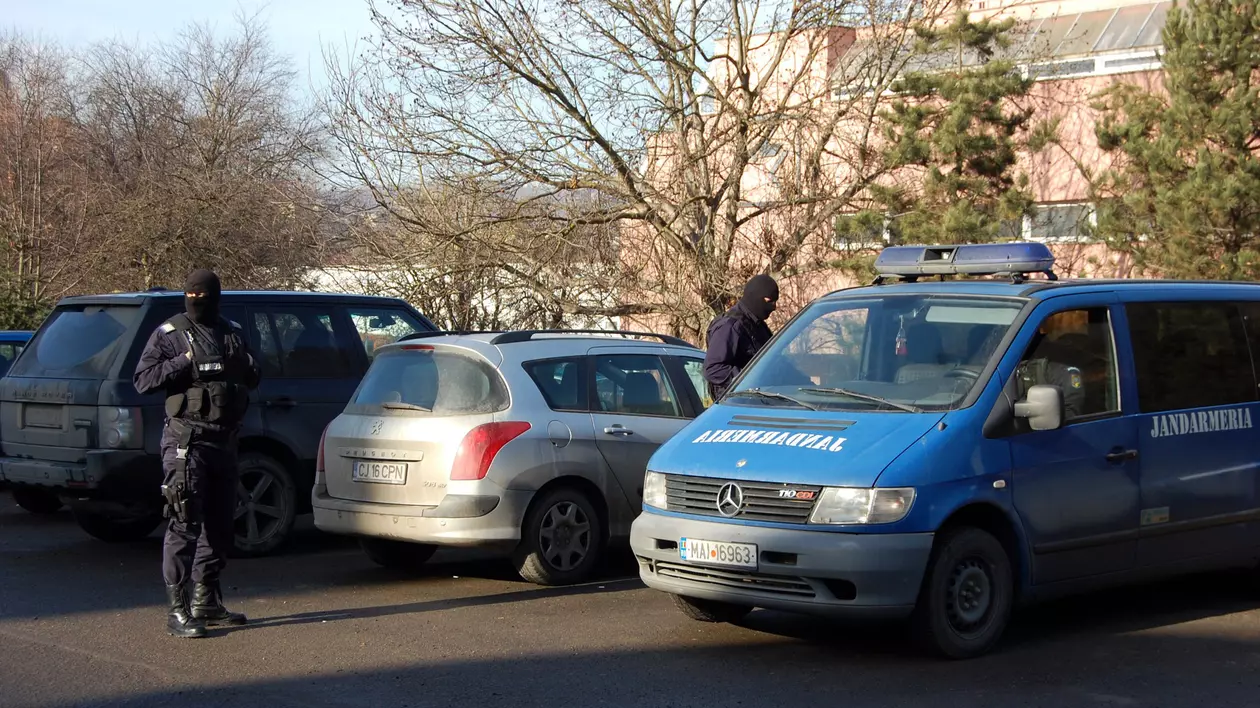 Percheziții DIICOT la frații Andrew și Tristan Tate, acuzați că au sechestrat două fete. Cei doi au fost reținuți