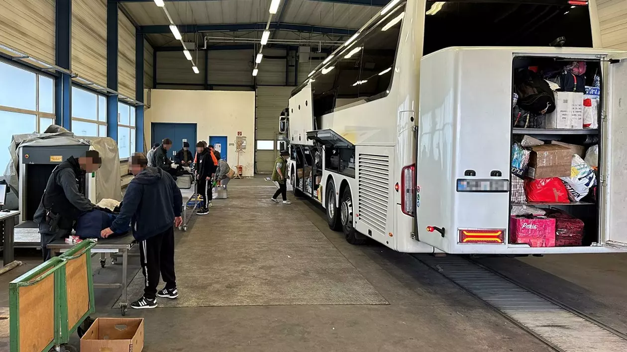 Zece ore au controlat vameșii austrieci un autocar cu „contrabandiști” moldoveni: „Mărfurile nu au fost declarate la frontiera externă a UE în România”