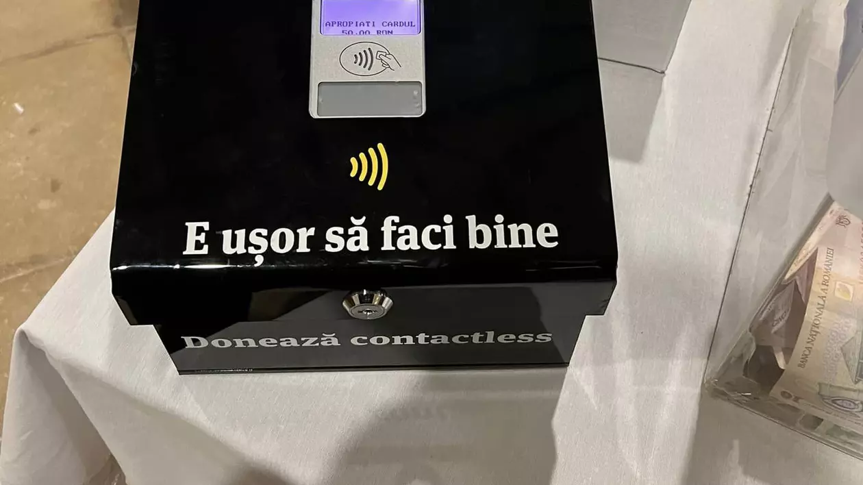 Donații cu cardul într-o biserică din Cluj-Napoca, unde un terminal POS a devenit cutia milei