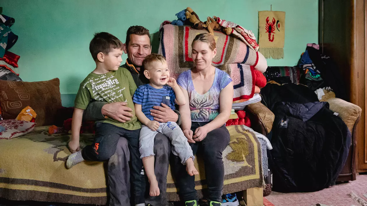 Familia Artene dintr-un sat din Covasna trăiește cu 100 de lei pe zi.