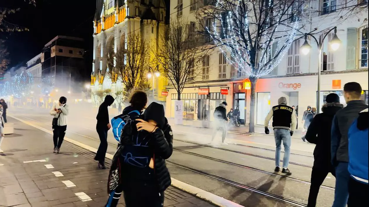Tensiune în Franța, după finala Cupei Mondiale. Suporterii adunați la Nisa, dispersați de poliție cu gaze lacrimogene