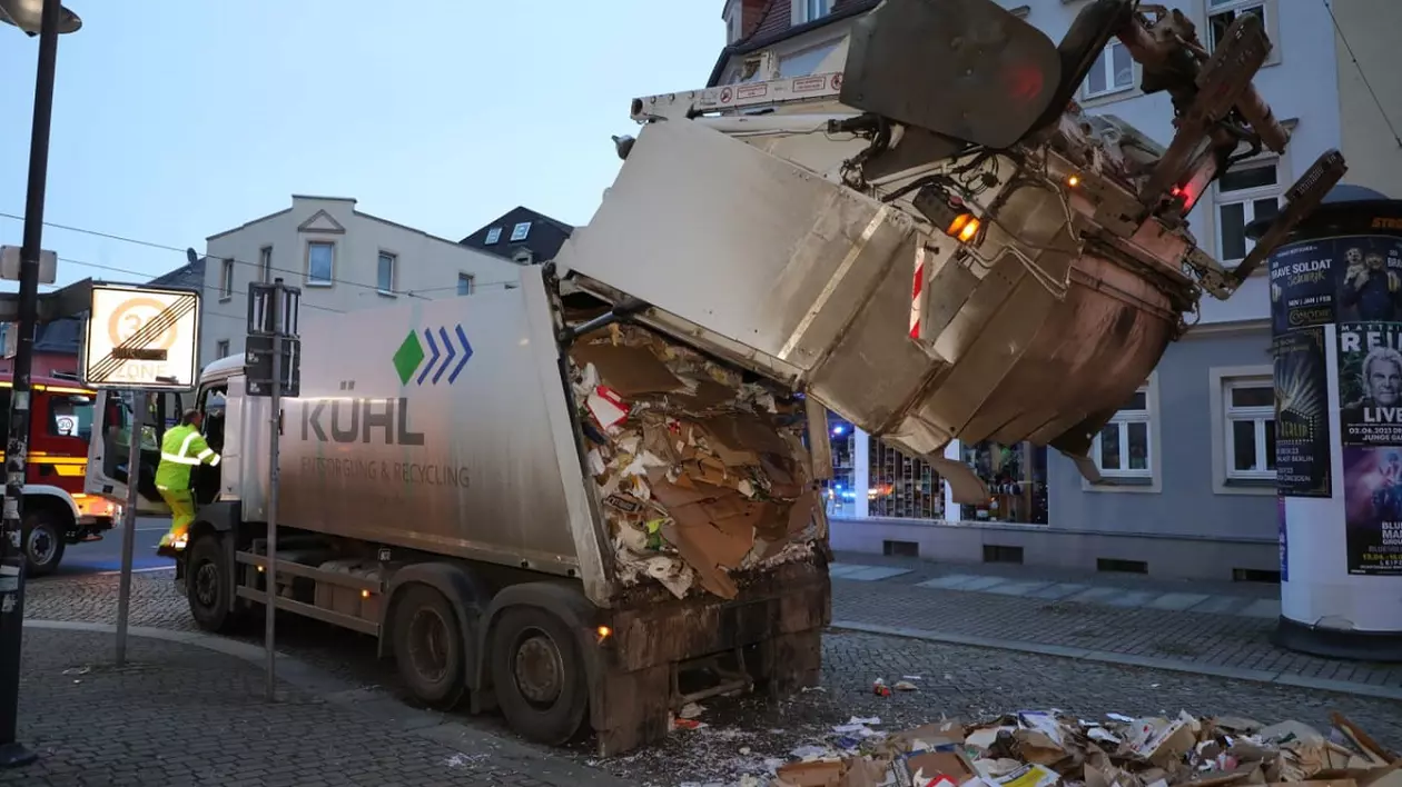 Un român fără adăpost a fost aruncat în mașina de gunoi din tomberonul în care dormea, în Germania: „Dezastru”