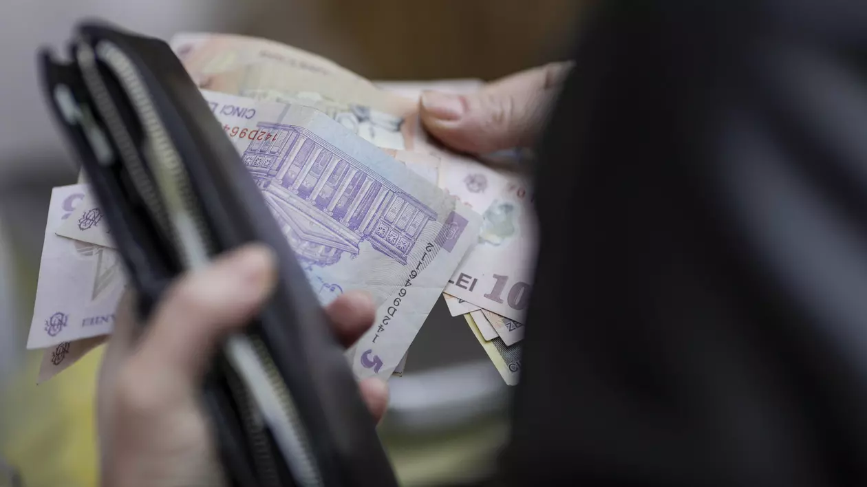 Ce modificări intră în vigoare de la 1 ianuarie 2023. Crește salariul minim, dar sunt și multe alte majorări care lovesc direct în buzunar