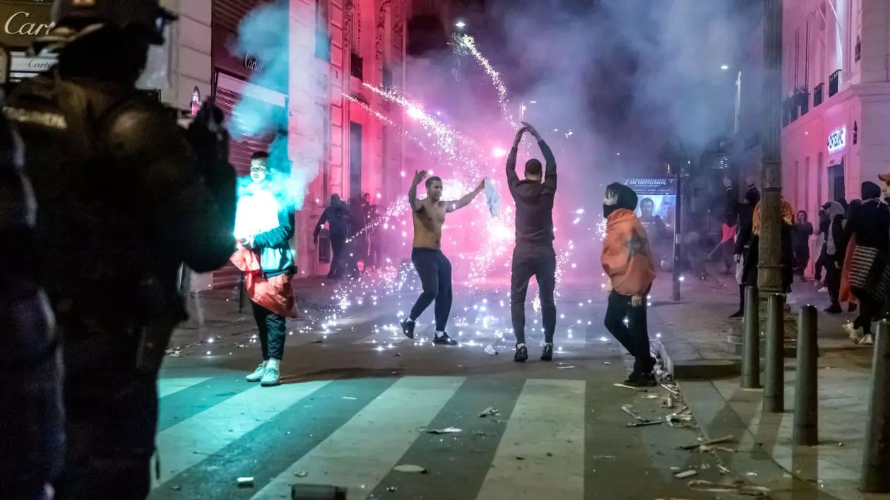 Ciocniri între poliție și suporteri la Paris după calificarea Franței și Marocului în semifinalele Cupei Mondiale. VIDEO