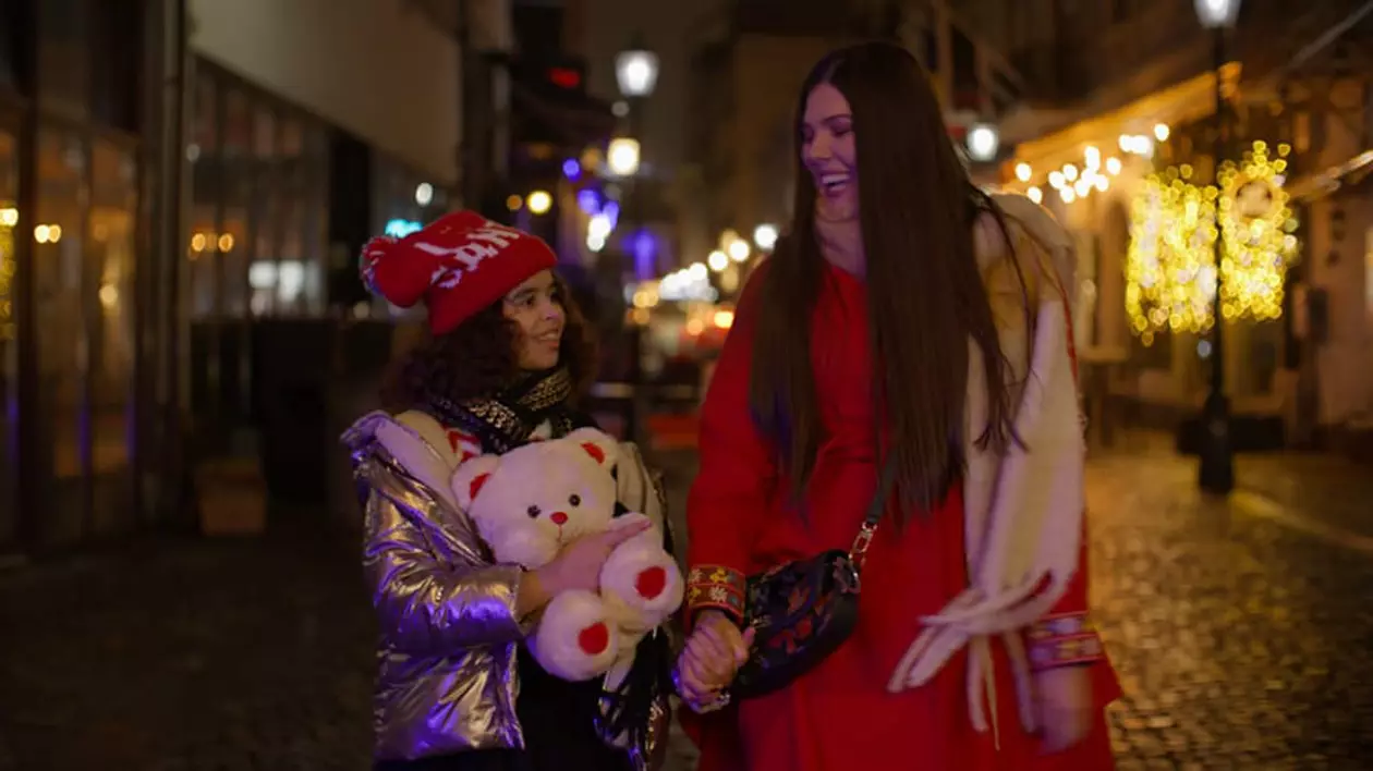 Paula Seling, apariție alături de fiica sa adoptată. Elena e protagonistă în videoclipul de Crăciun al mamei sale