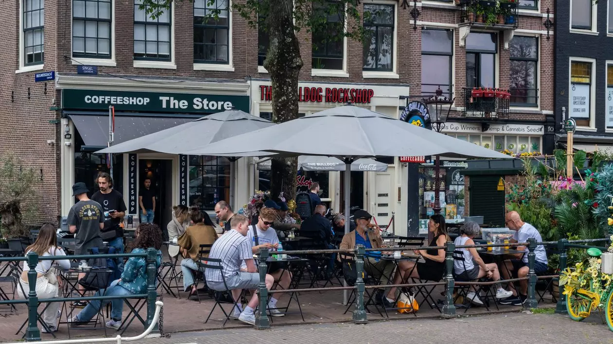 Oficialii din Amsterdam vor să interzică, înaintea Crăciunului, consumul de marijuana în centrul orașului. Ce argumente invocă