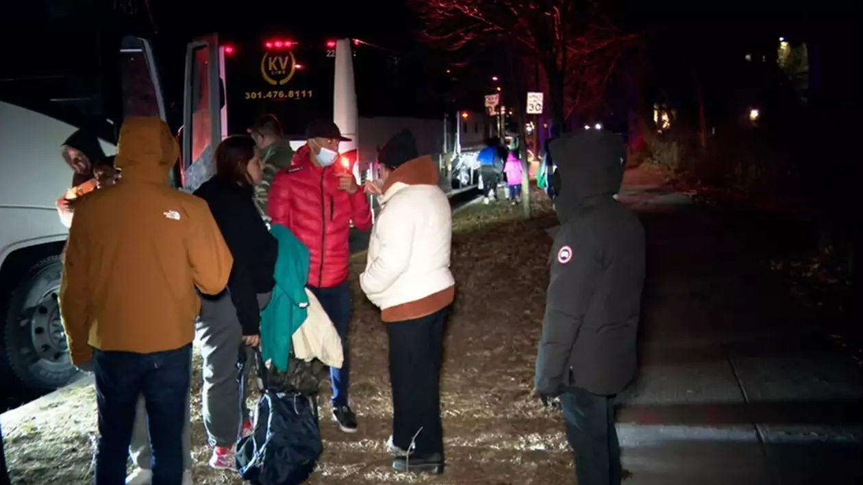 Mai multe autobuze au dus migranți în fața reședinței din Washington a vicepreședintei Kamala Harris