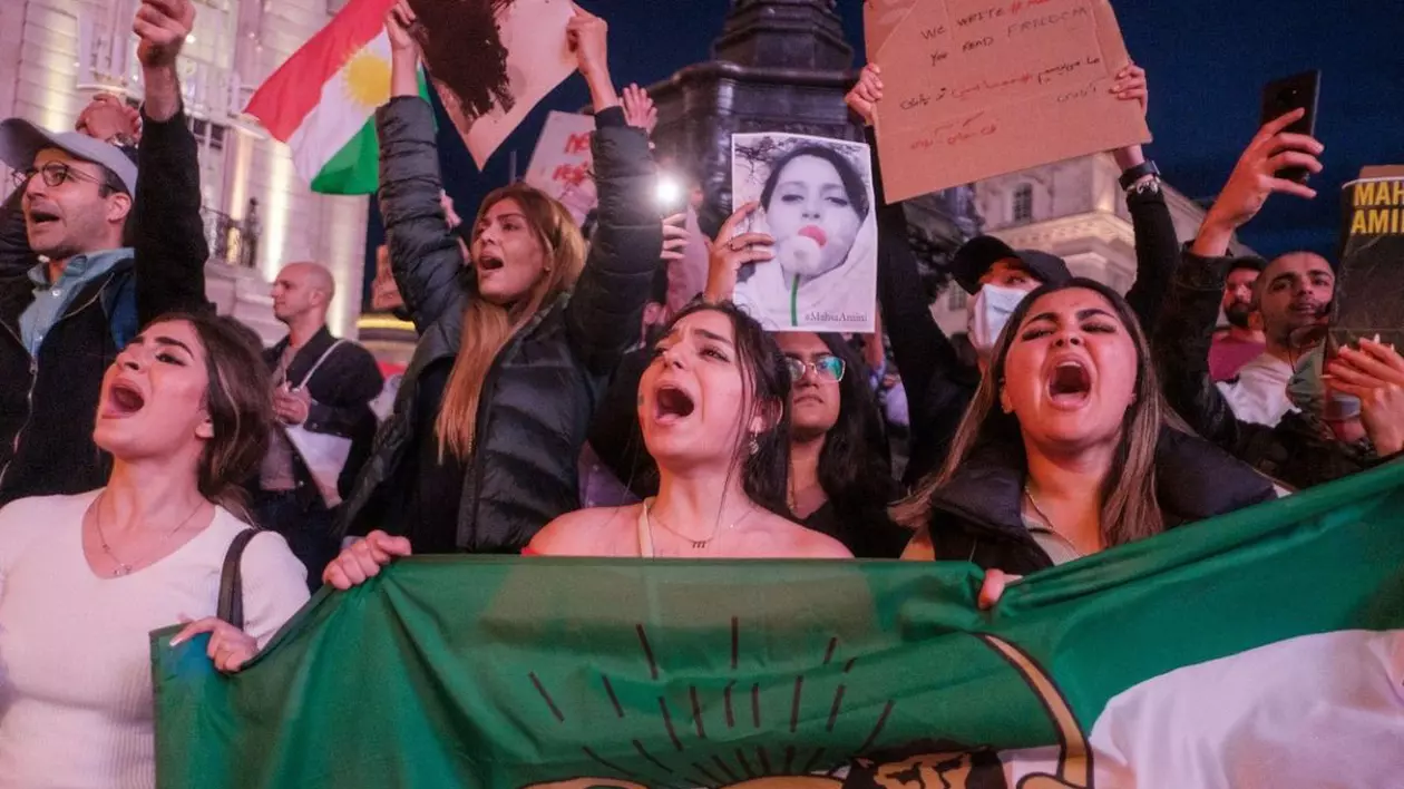 Medicii care tratează pe ascuns protestatarii din Iran vorbesc despre femei împușcate în zona genitală și sute de tineri rămași orbi