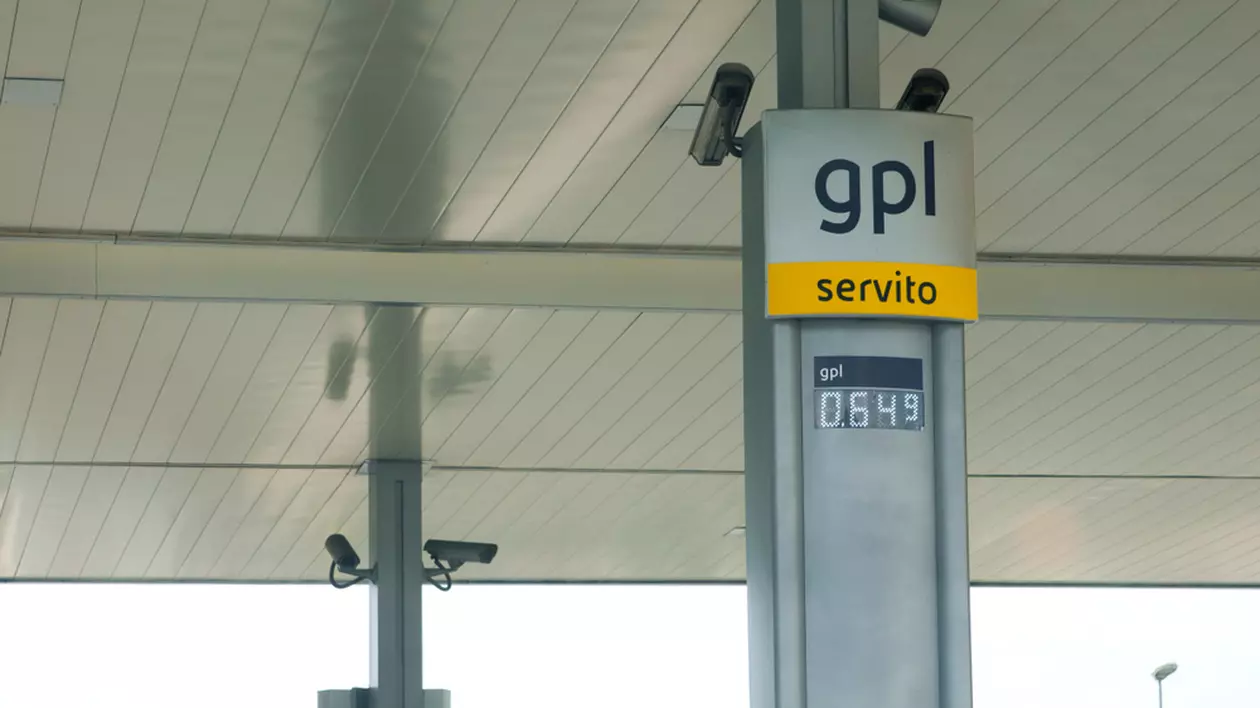 Ce este gazul petrolier lichefiat - Imagine cu o staţie de alimentare cu GPL, în Italia