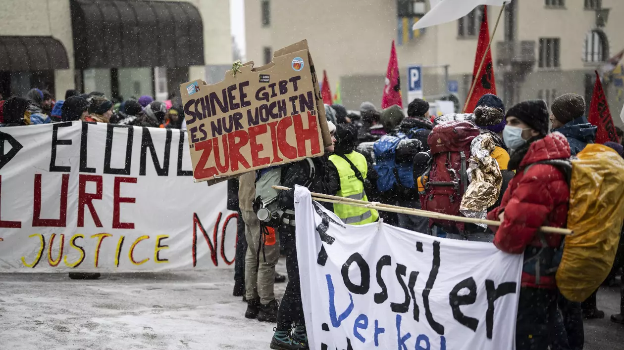 Cei 300 de oameni care au protestat la Davos față de Forumul Economic Mondial au paralizat traficul în micuțul oraș elvețian