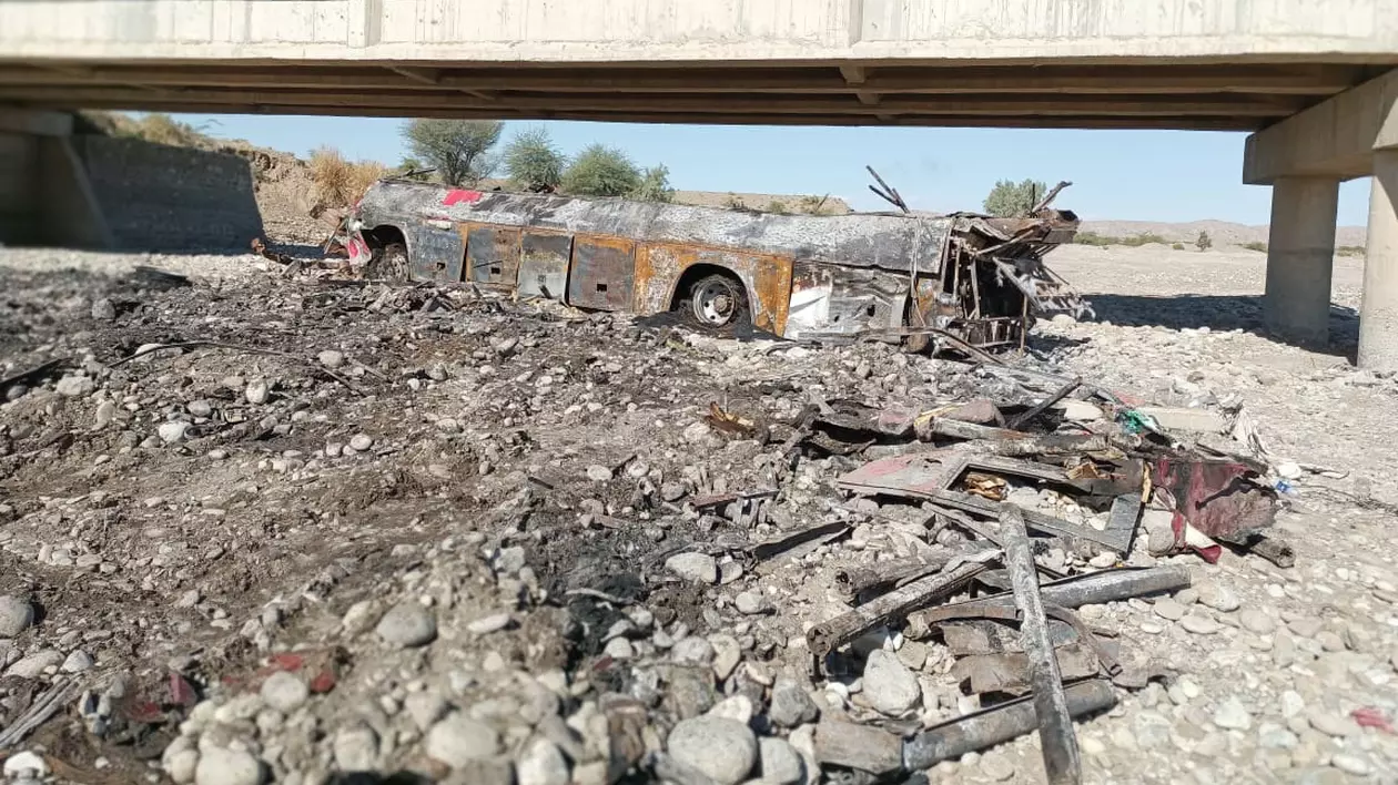 Cel puțin 41 de oameni au murit în Pakistan după ce un autobuz a căzut de pe un pod și a luat foc