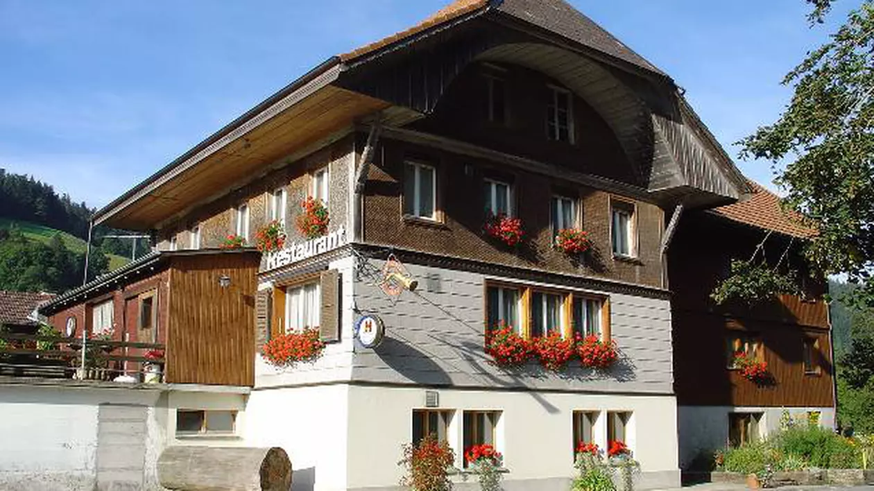 Soluția unui restaurant din Elveția pentru a economisi energia: „Sperăm că vă place atmosfera”