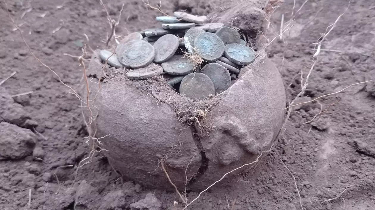 Vas getic plin cu monede romane, descoperit în județul Constanța
