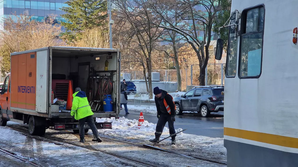 Circulația tramvaielor, blocată timp de 35 de minute în Pipera, după ce a sărit o șină pe bulevardul Dimitrie Pompeiu