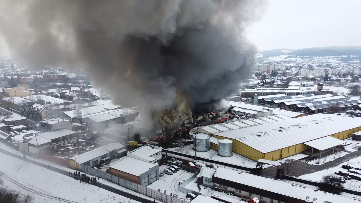 Incendiu de proporții într-o zonă de depozite din Târgu Mureș. A fost emis un mesaj Ro-Alert