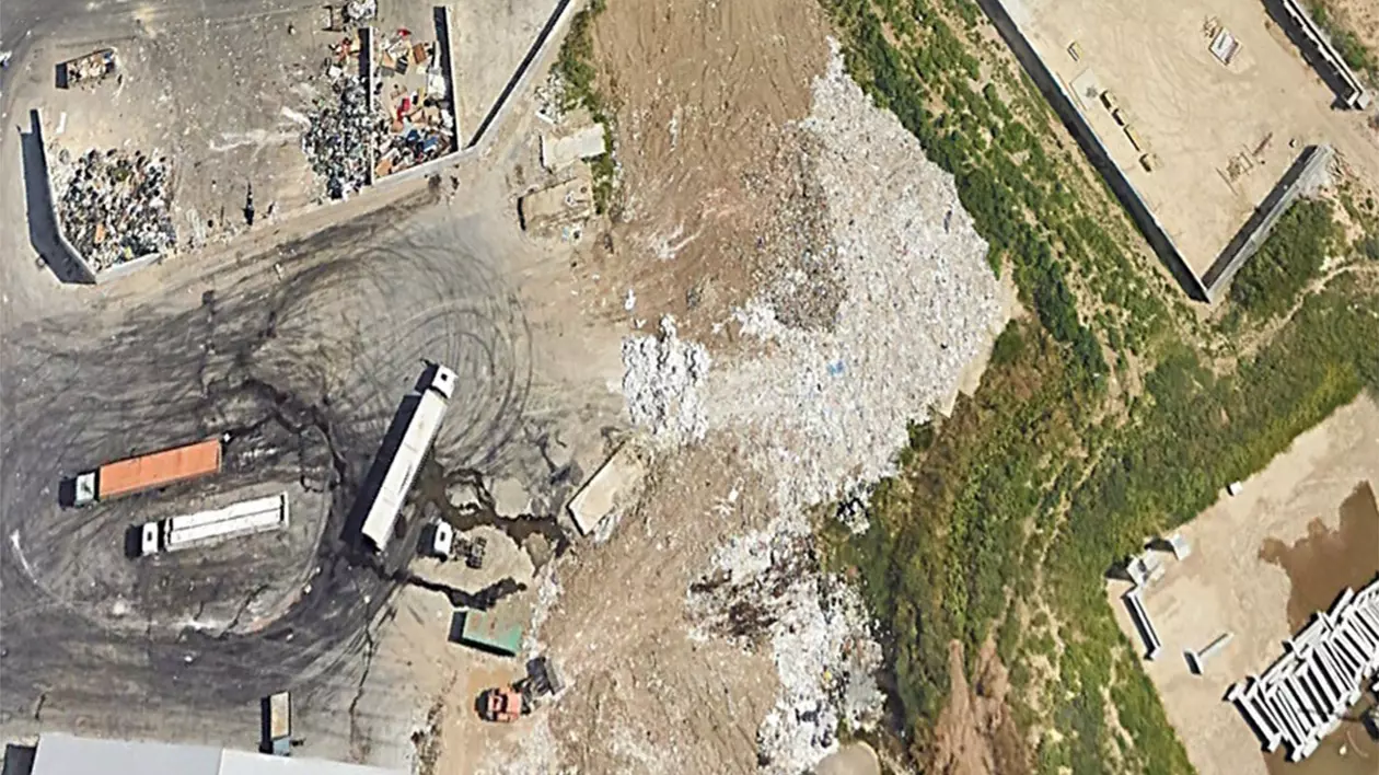 „Se văd din satelit tancurile lui Putin, cum să nu vezi gunoaiele?”. Bucureștenii care au găsit pe hărțile Google cum utilajele Primăriei Sectorului 3 îngropau deșeuri 