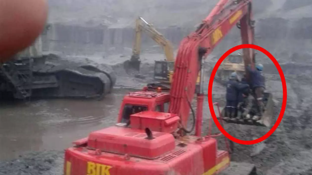 Imagine de la mina Jilț, unde trei oameni au murit: muncitori transportați în cupa excavatorului. Noul director spune că poza „e mai veche”