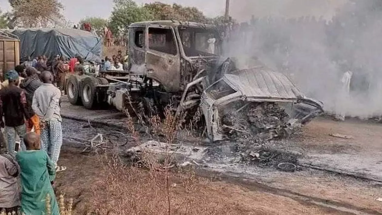 18 oameni, arși de vii, după ce un microbuz s-a ciocnit cu un camion și a luat foc, în Nigeria