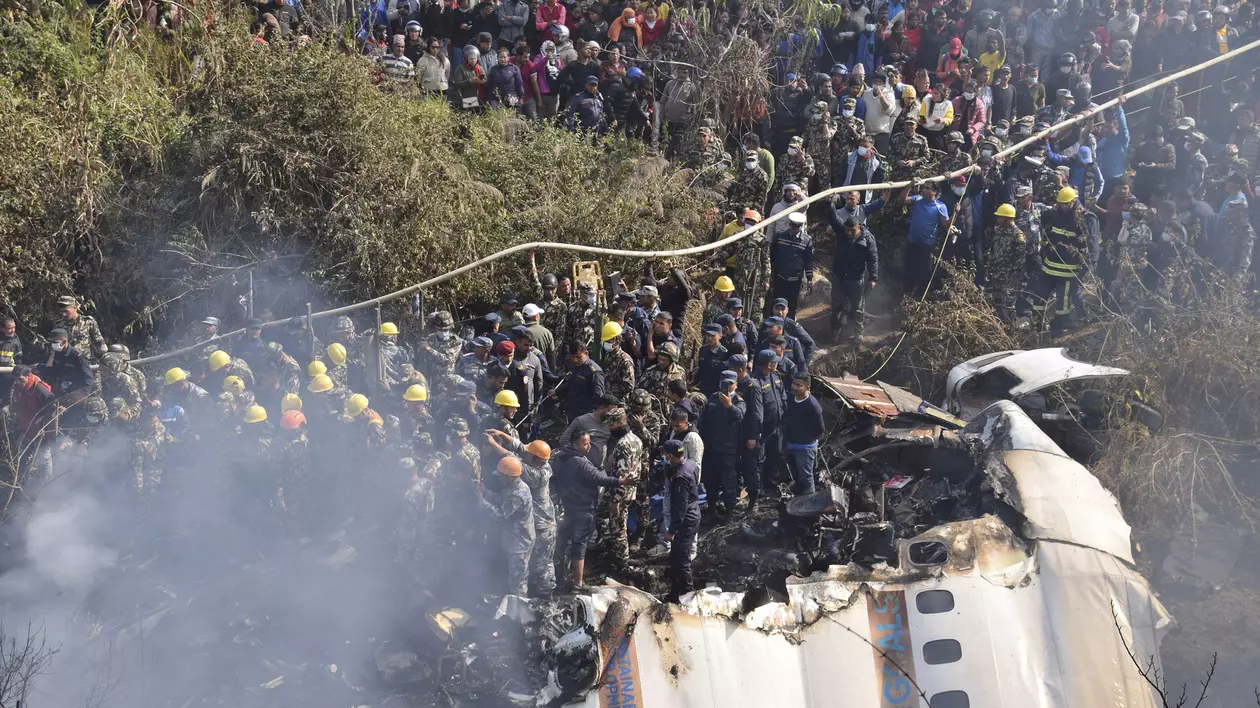 Corespondență din Nepal. Accidentul aviatic, cel mai grav din ultimii 30 ani, s-a petrecut în timpul unei sărbători naționale. „Am auzit explozia” 