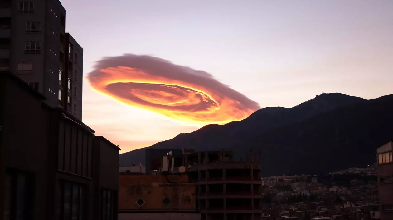 Fenomen spectaculos pe cerul Turciei: un nor în formă de OZN. FOTO