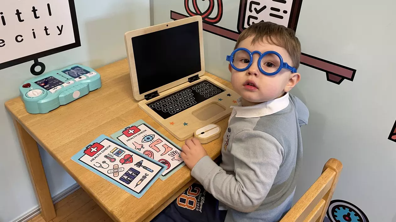 Copilul care la doi ani a învățat să citească și să numere singur a devenit membru Mensa