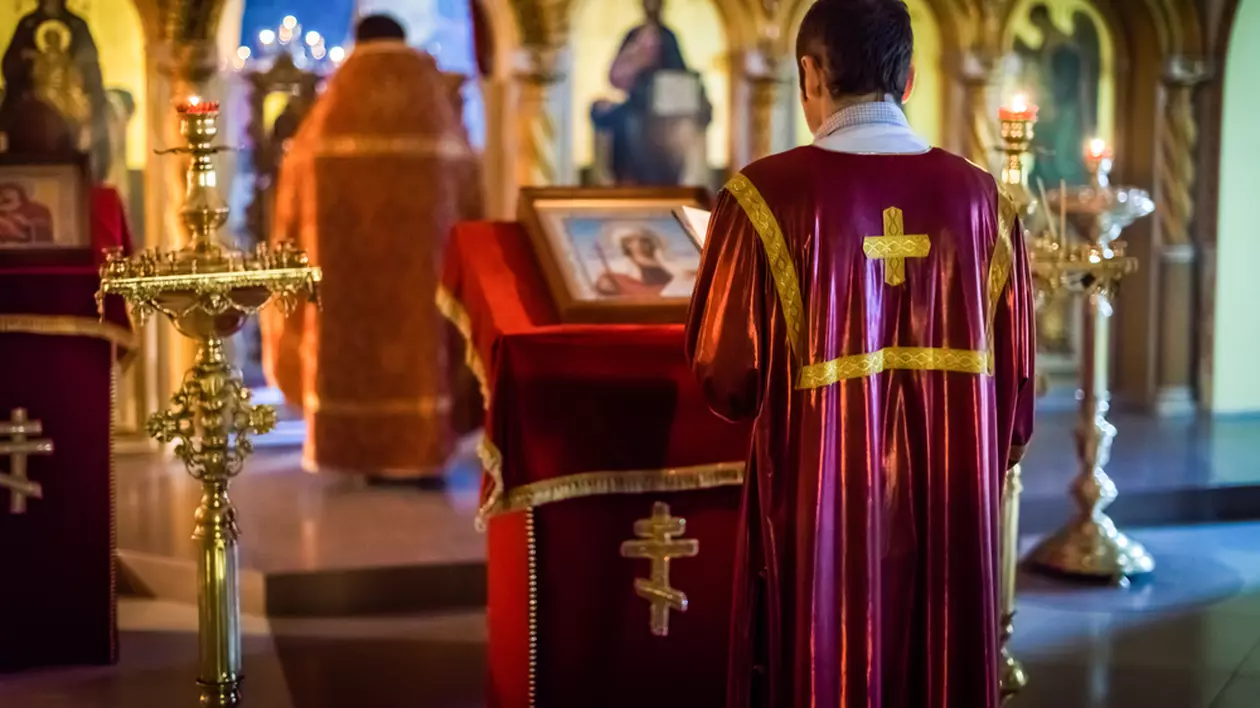 Ce trebuie să faci ca să devii preot - Imagine cu un preot în faţa altarului unei biserici
