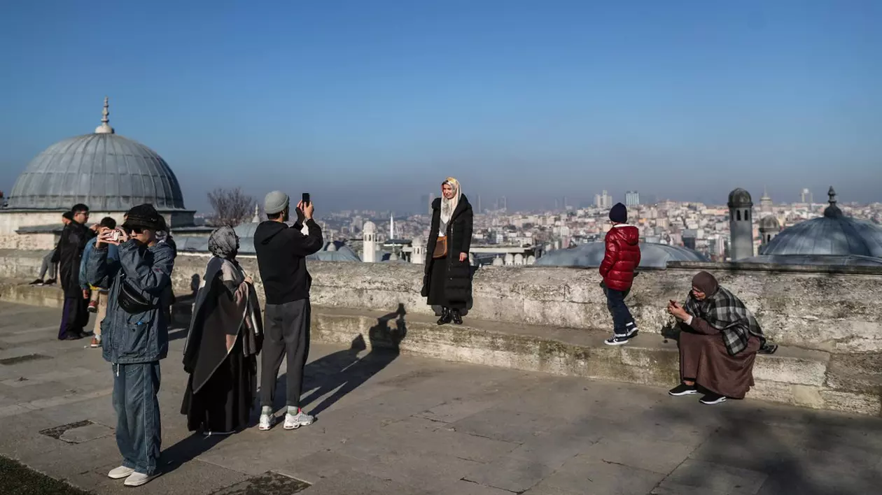 Turiștii vizitează curtea Moscheei lui Suleiman într-o zi însorită din Istanbul, Turcia, luni, 2 ianuarie 2023. Foto: EPA