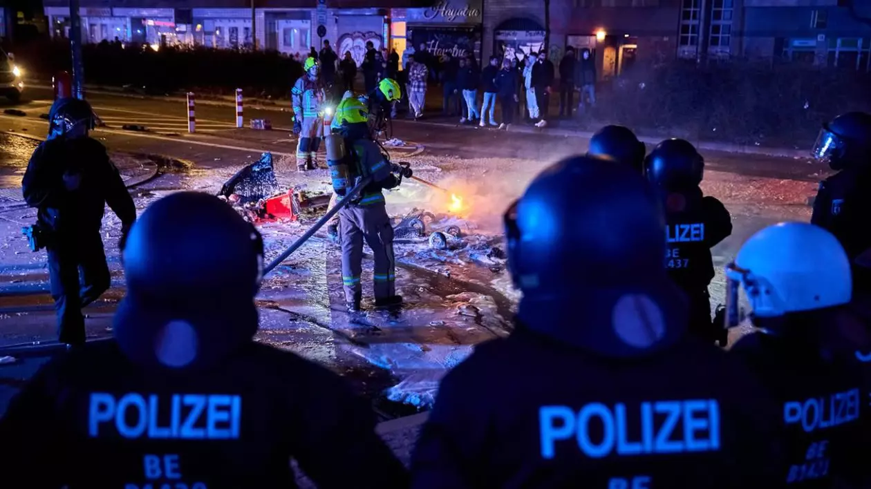 Sindicatul poliției din Germania: „Sute de tineri, dintre care cei mai mulți erau migranți, au atacat de Revelion forțele de poliție”