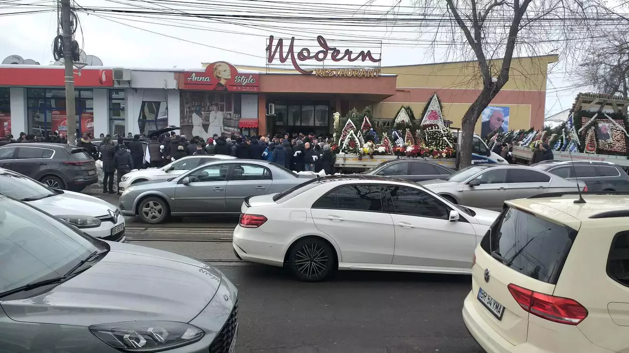 Traficul din Brăila, blocat de înmormântarea liderului interlop Buricea. Sute de oameni l-au condus pe ultimul drum pe cel care a condus o rețea de trafic de persoane