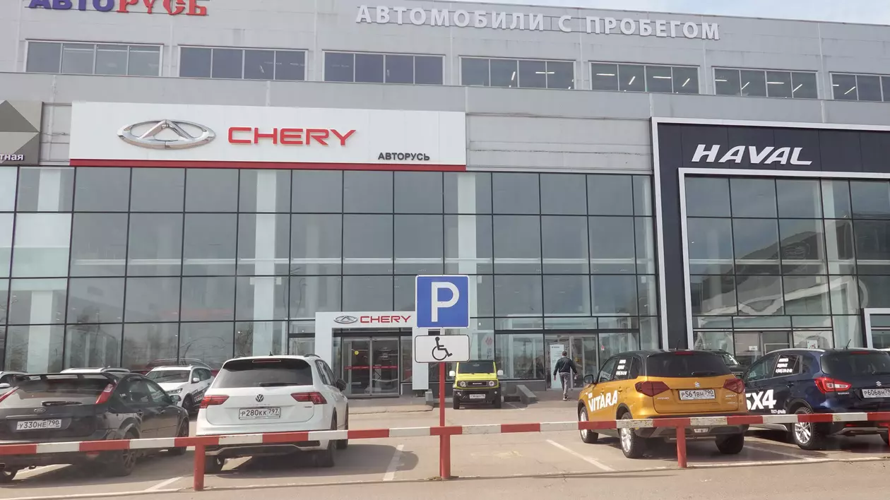 Ce companii au înlocuit iPhone, BMW și Mercedes în Rusia, după ce multe companii străine au părăsit țara din cauza războiului