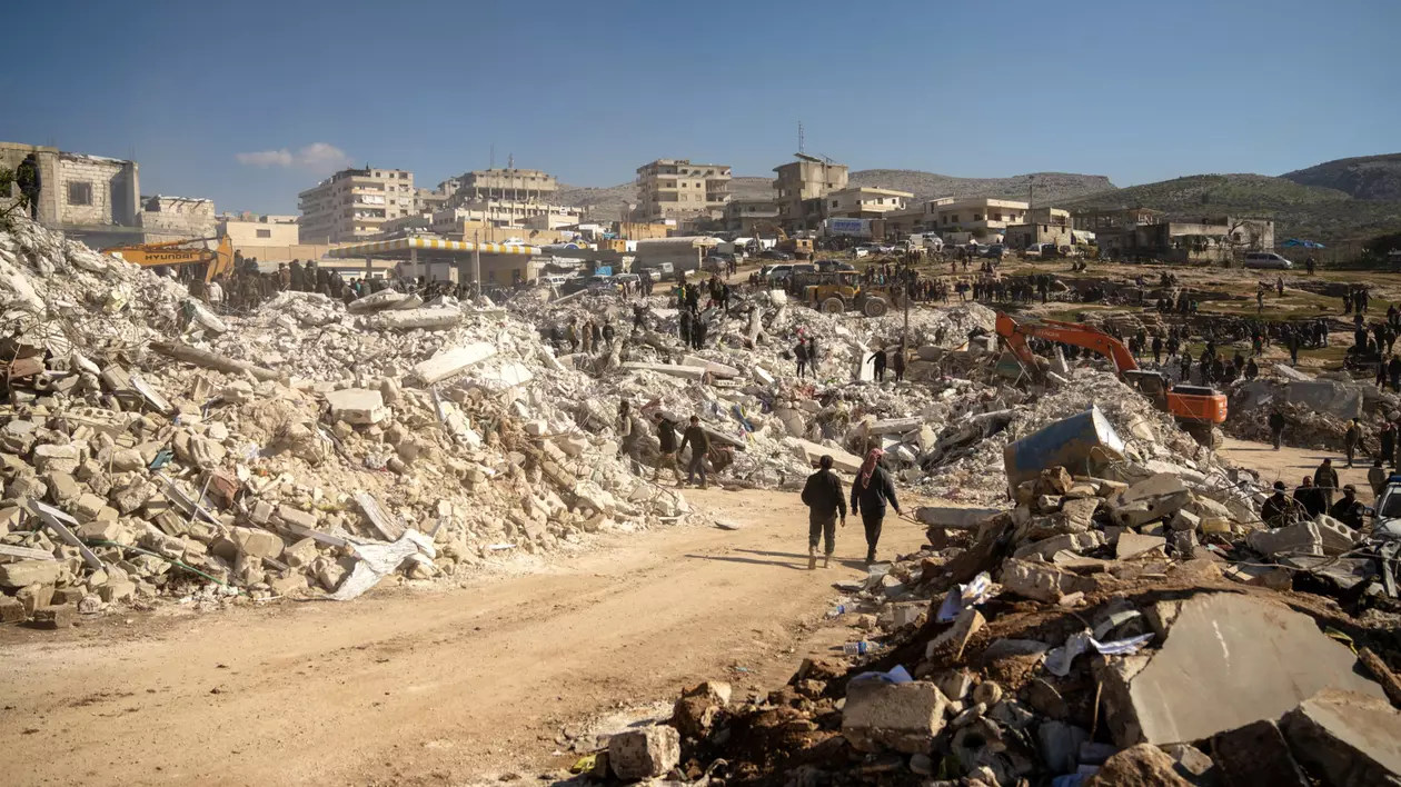Munți de moloz. Asta a lăsat în urma cutremurului din 6 februarie în orașul sirian Idlib. Foto: EPA