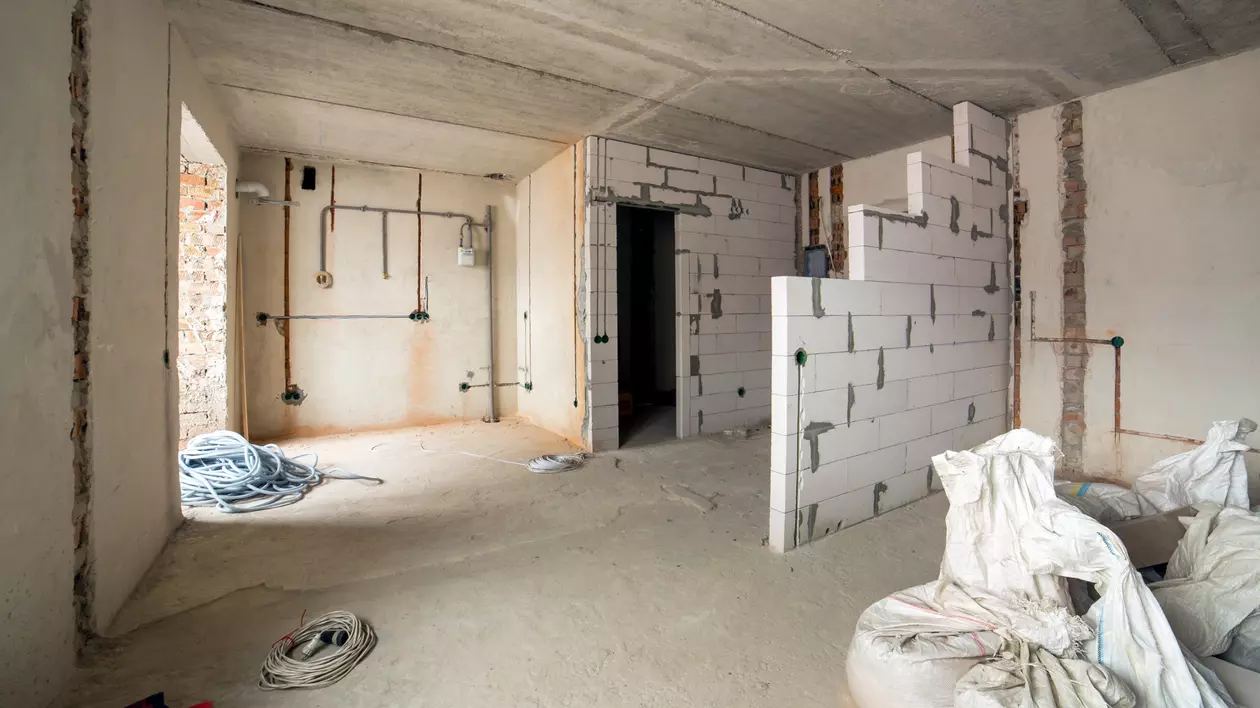 Casele din cărămidă, BCA sau lemn. Avantaje și dezavantaje - Imagine cu interiorul unei case în construcţie