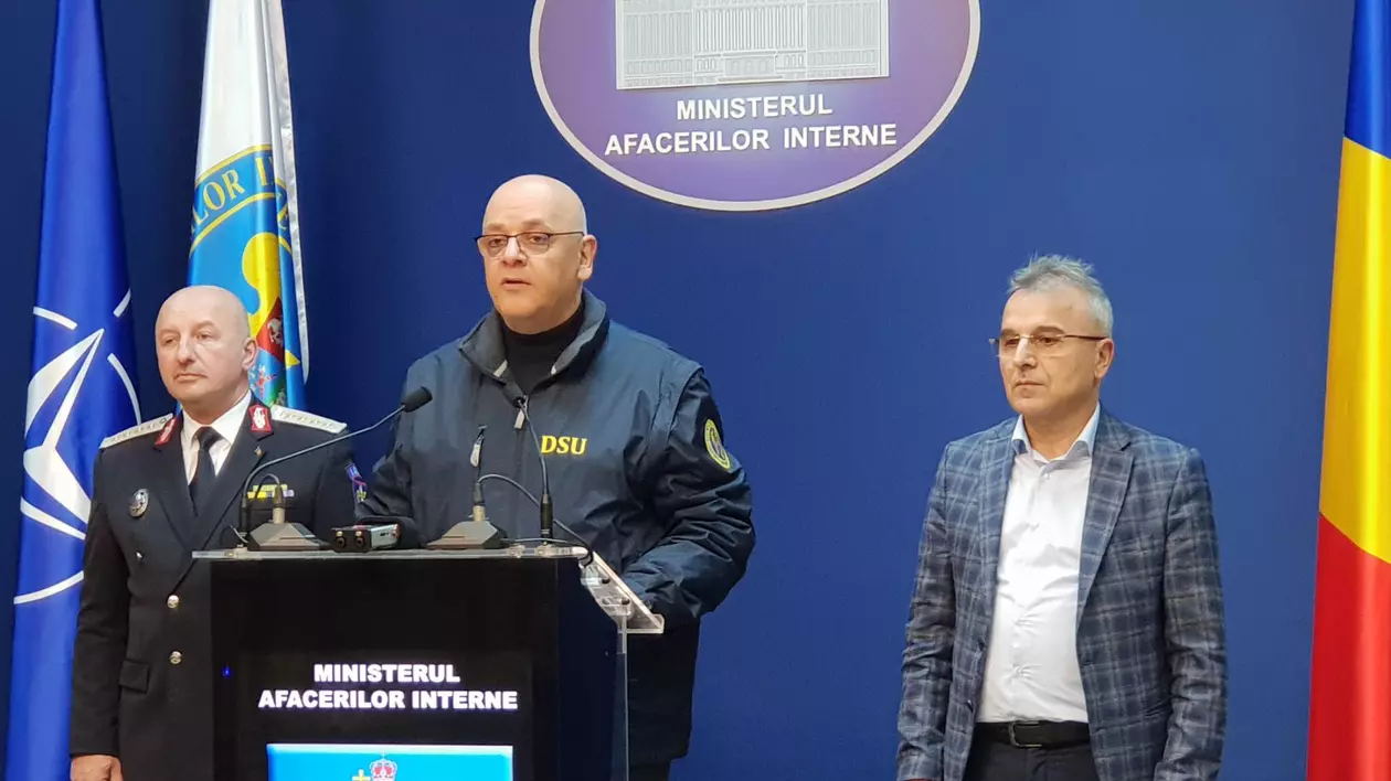 Raed Arafat in timpul conferintei de presa de la sediul MAI, alaturi de directorul INFP, Constantin Ionescu (dreapta), si de inspectorul general al IGSU, Dan Paul Iamandi. Foto: Cristian Otopeanu / Libertatea