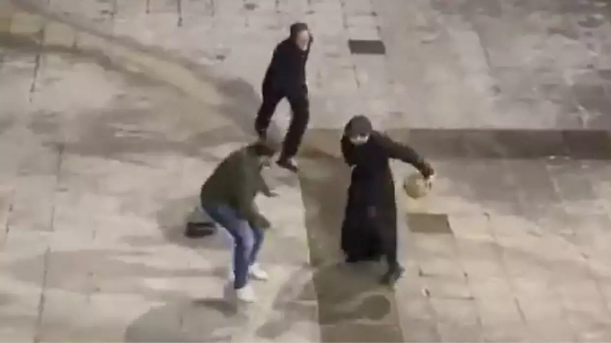 Și preoții joacă baschet. Videoclip viral, filmat în curtea unei foste mănăstiri din Santiago de Compostela