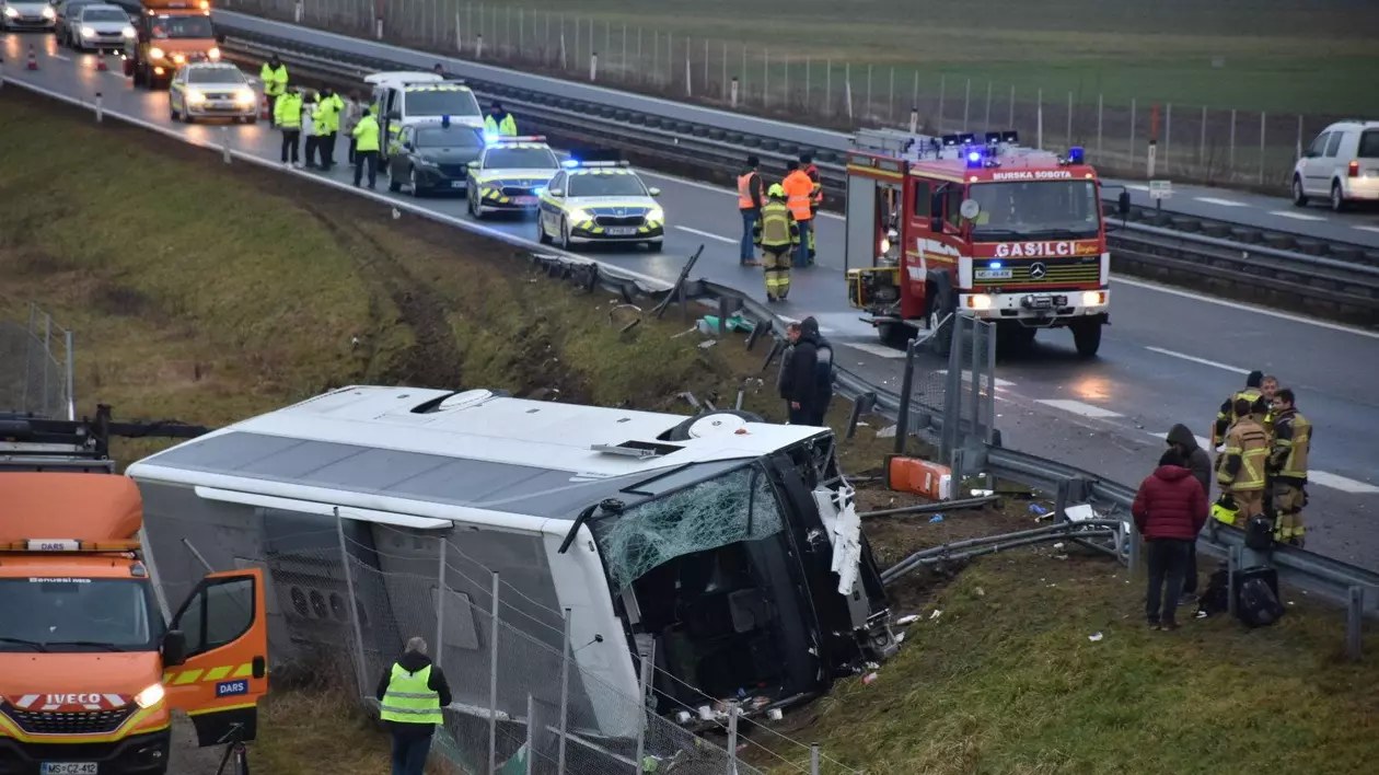 Mărturia unui român din autocarul răsturnat în Slovenia. „Șoferul a ațipit și a ieșit de pe autostradă. Două secunde a durat totul”