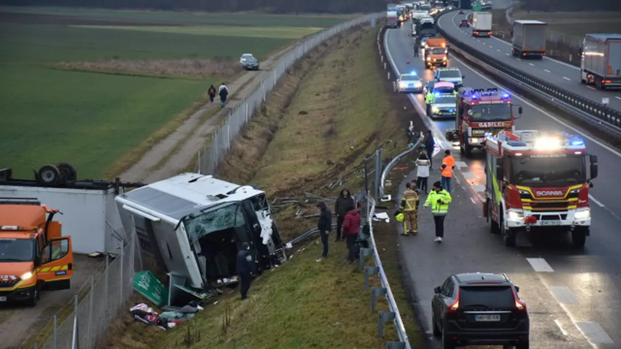 Autocar cu români răsturnat în Slovenia. Trei români au murit și alți patru au fost răniți