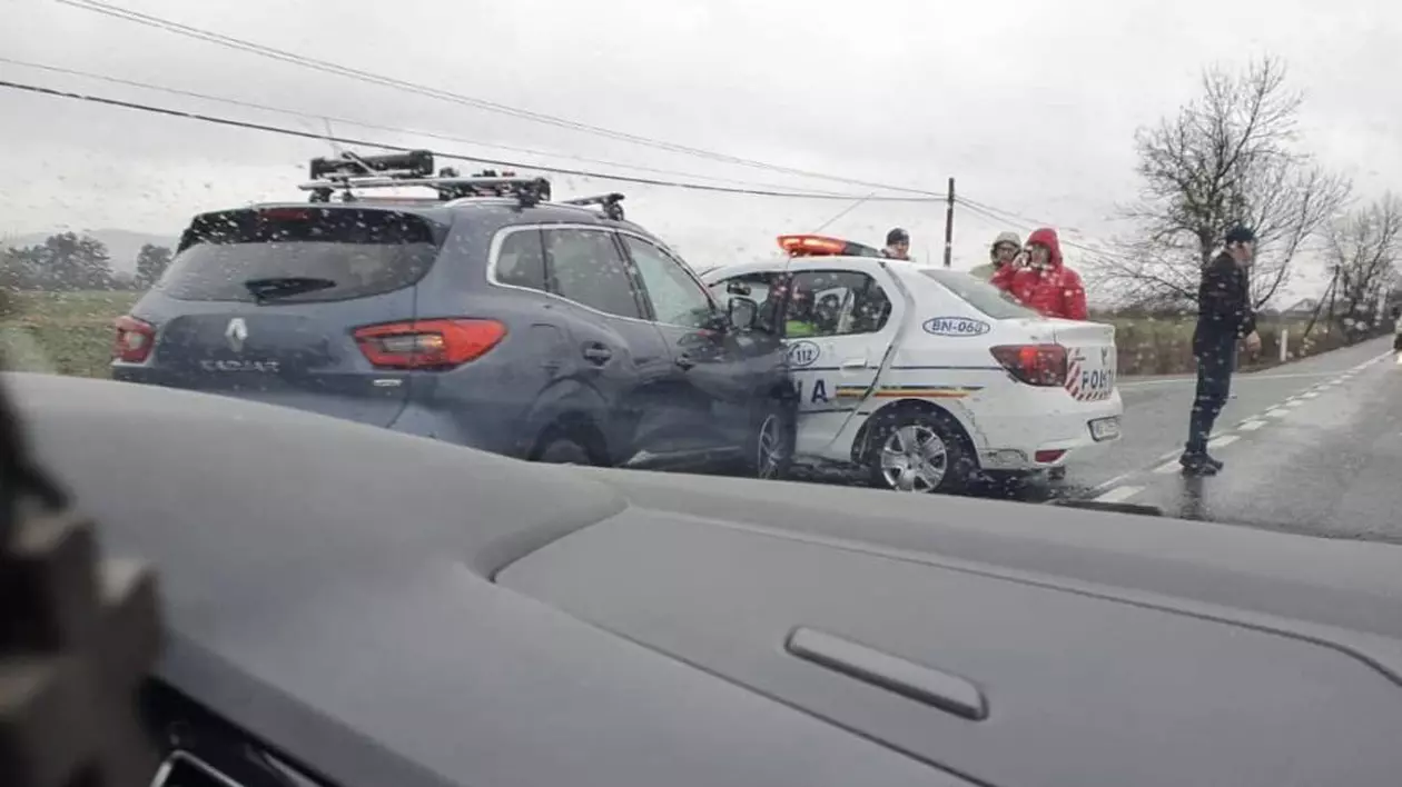 Mașină de poliție, implicată într-un accident în Bistriţa-Năsăud. Patru persoane, între care un copil, au fost rănite
