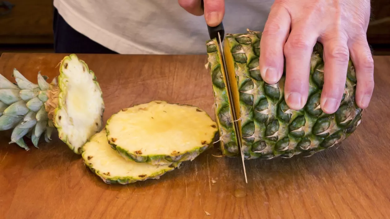 Cum se consumă ananasul - cum se taie și cum se curăță