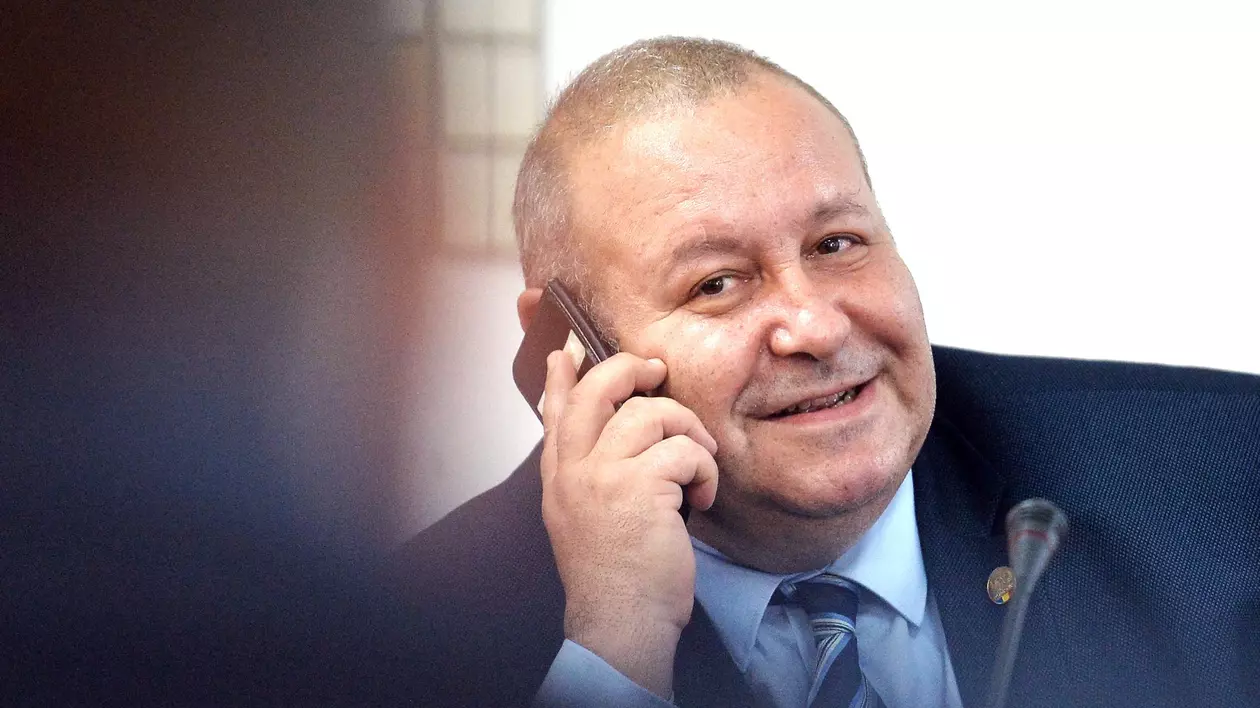 Cine trimite pe e-mail amendamente parlamentarilor când e vorba de creșterea puterilor instituțiilor militarizate? Cazul Fenechiu