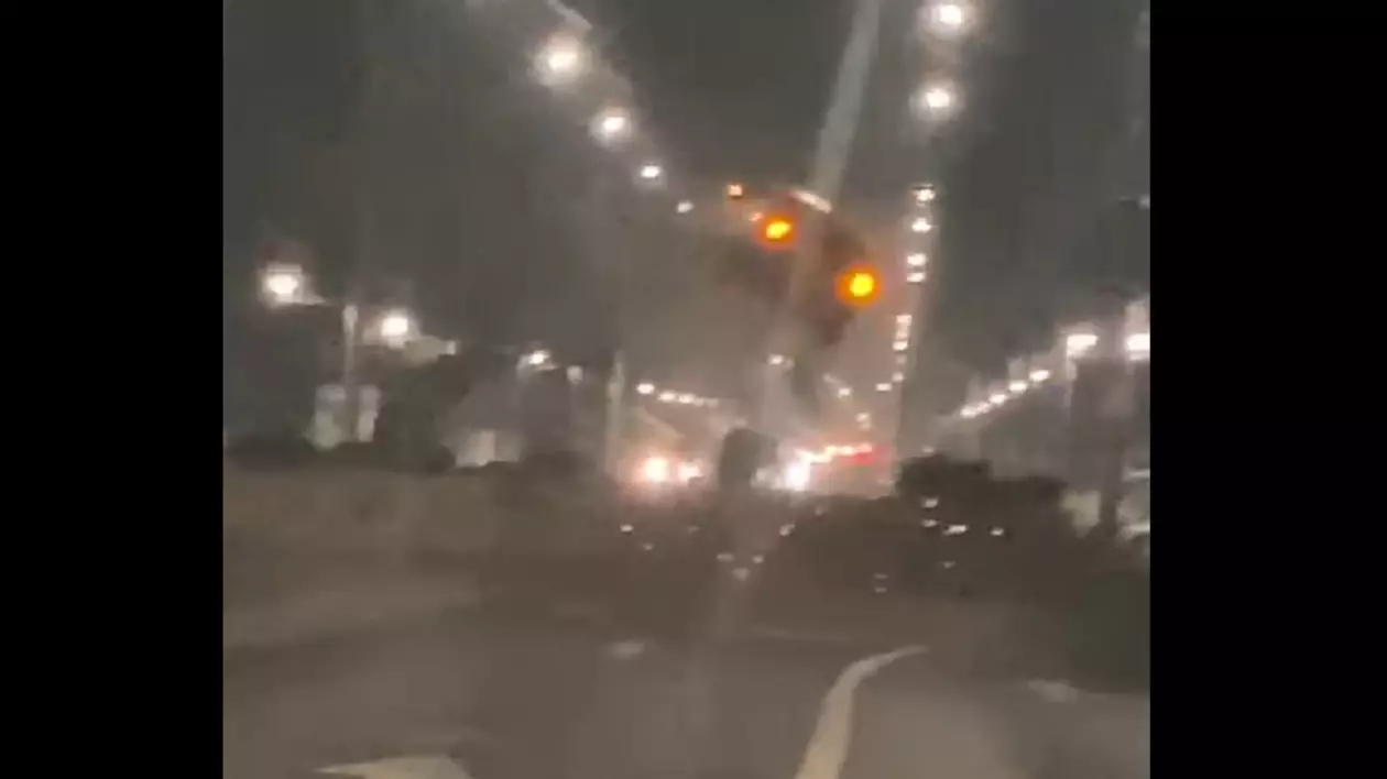 Un șofer de 73 de ani a zburat cu mașina peste un sens giratoriu din Brăila | VIDEO