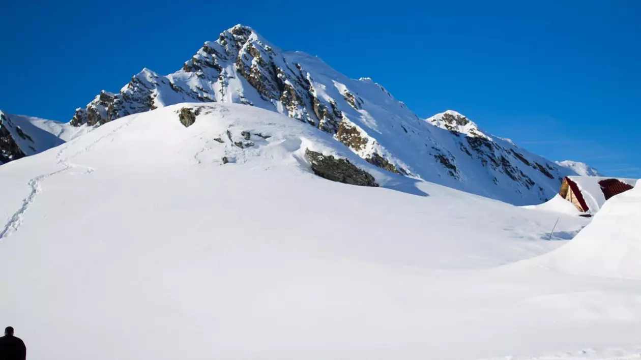 Risc însemnat de avalanşă la Bâlea Lac. Stratul de zăpadă ajunge la doi metri